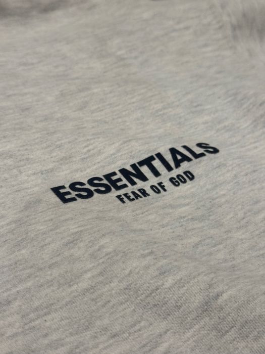 Екип на essentials сив