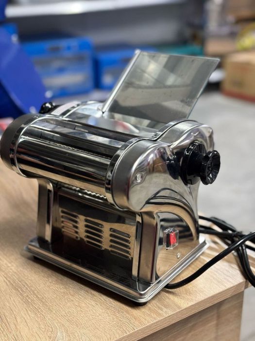 Тестораскаточная машина с насадкой лапшарезки