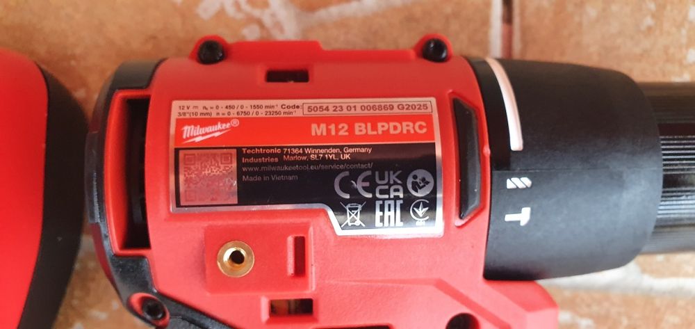 Masina de înșurubat și găurit milwaukee.