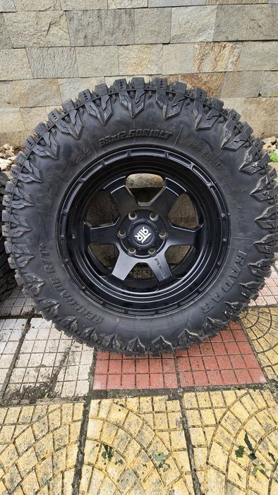 Продава 4 броя Off Road гуми с джанти