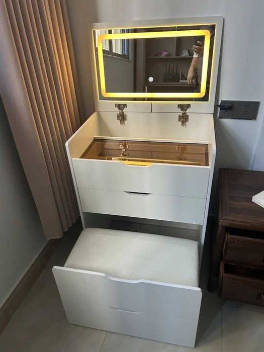 Столик для макияжа