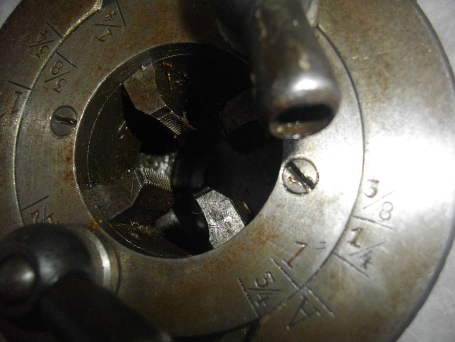 Винторезка винтонарезка плашка чешмеджийска за резби тръби 1/4"-1 1/2"