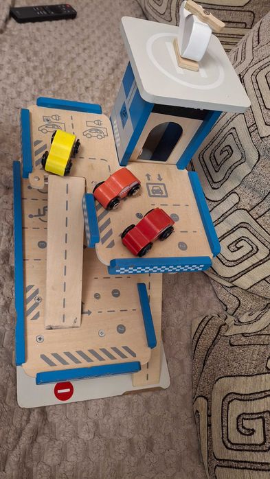 Garaj din lemn Montessori 3 niveluri + masinute