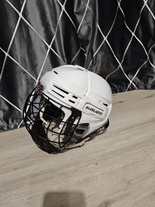 Продам хоккейный шлем