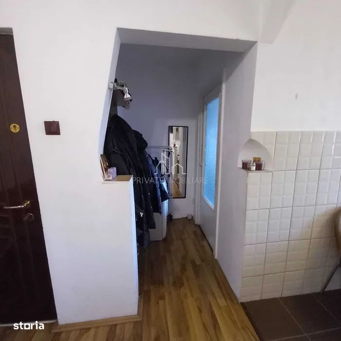 Apartament 2 camere, hol patrat, etaj intermediar, Dambu