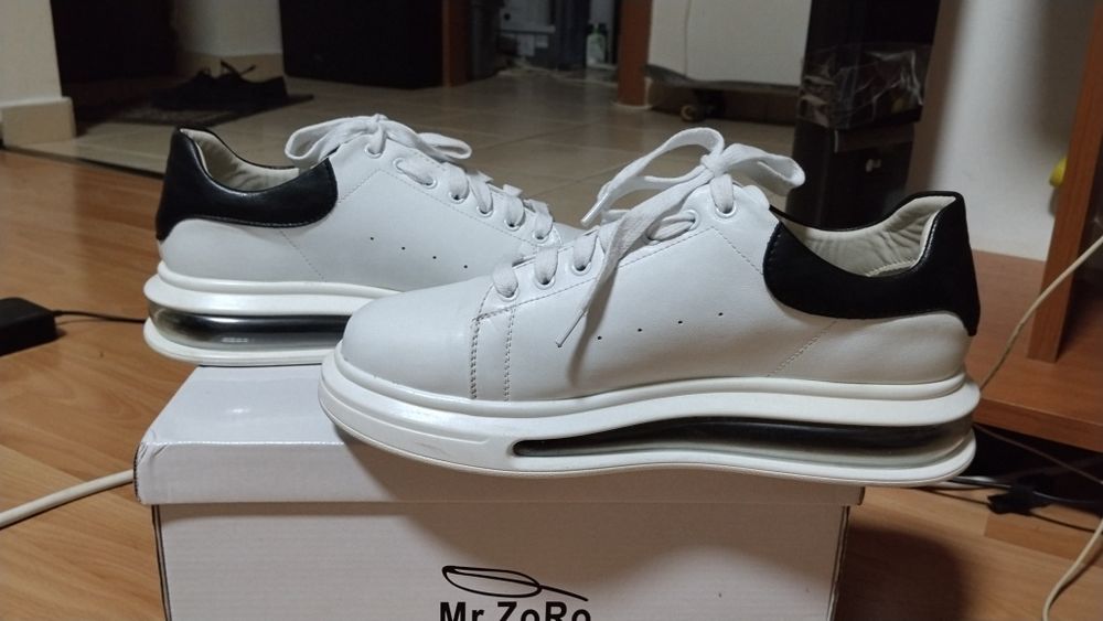 Adidași , mărimea 42