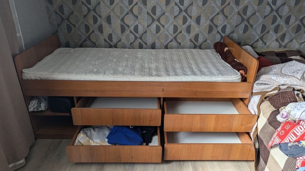 Односпальная кровать с матрасом