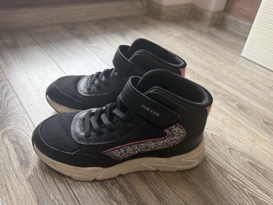 Маратонки Nike и Puma