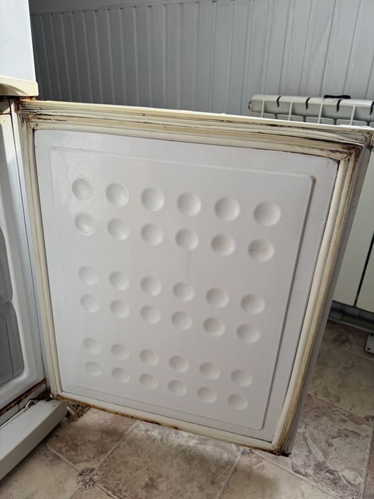 Холодильник работает