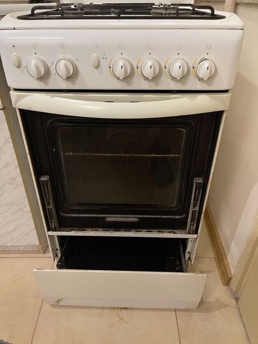 Aragaz Indesit (aprindere electrica, gril, rotisor, accesorii)