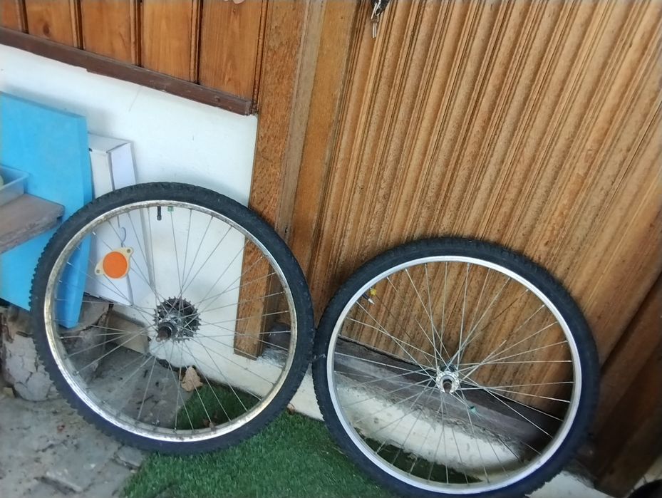 Vând 2 roți, față și spate, mărimea 26 , în  perfectă stare, puțin rulate