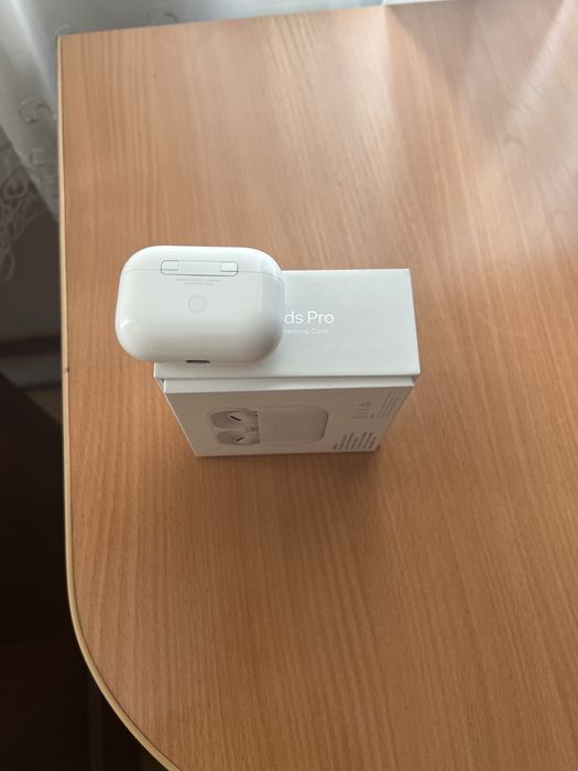 Зарядный кейс  для наушников.