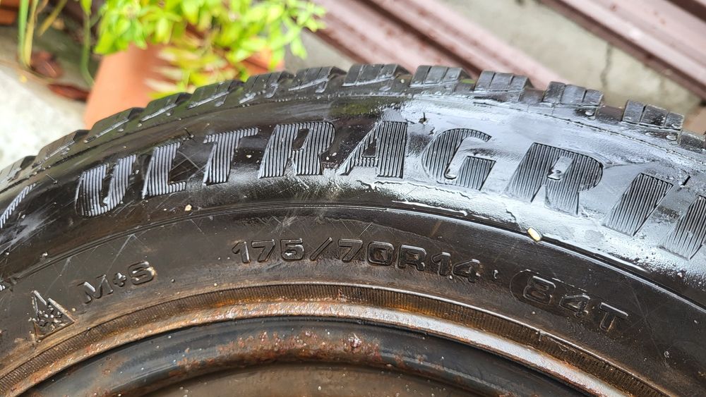 Vand doua roti cu genti sau fara genti .175/70R14 m+s