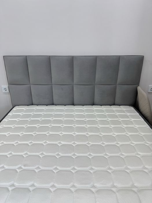 Двуспальная кровать с матрасом