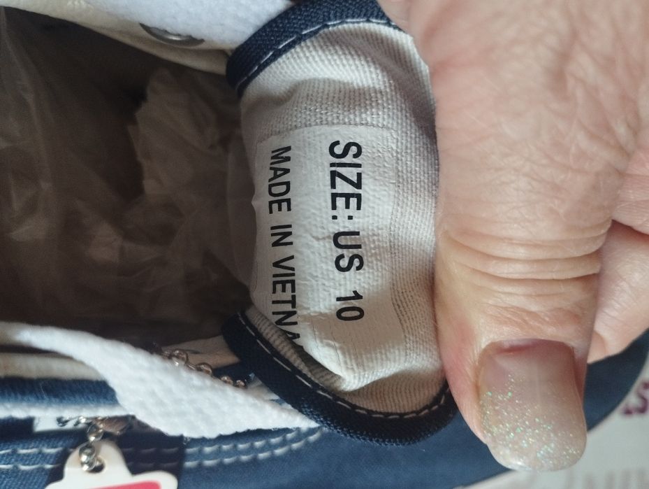 Vând  teniși Vans mărimea 10