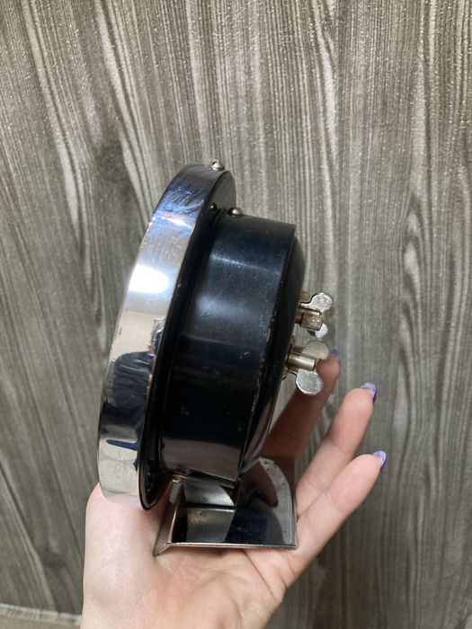 Продавам анимиран будилник-часовник