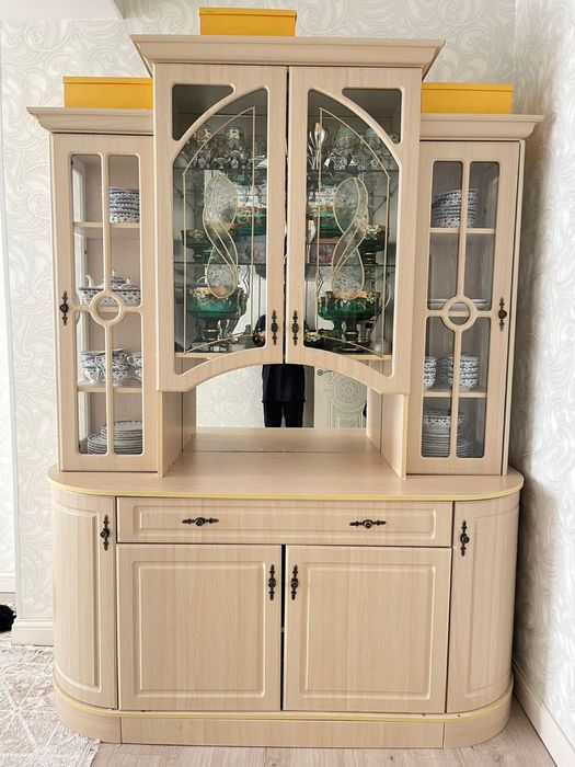 Продается сервант, горка для гостиной