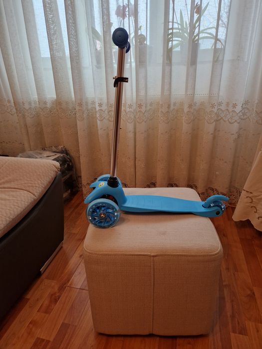 Trotinetă și măsuță cu scăunel copii