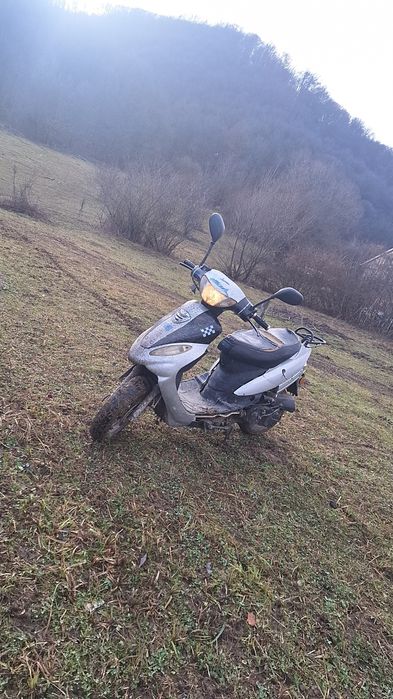 Vând 2 scutere fără defecțiuni