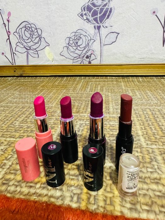 Помады для губ 4 вида новые