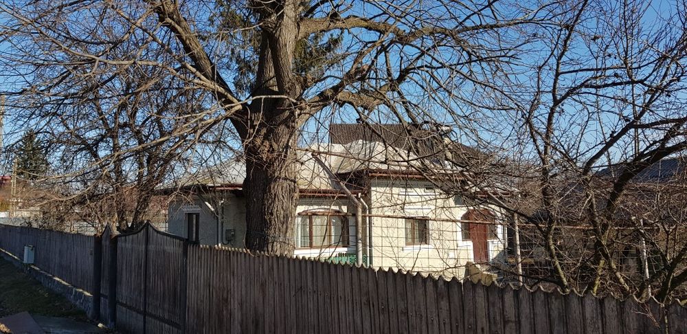 Casă cu  teren de vânzare