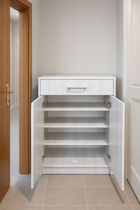 Kamod kiyimlar uchun shkaf obuvnitsa