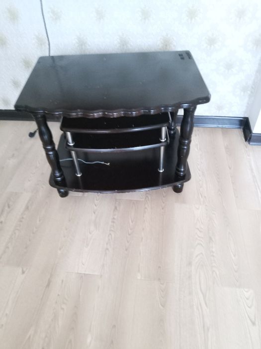 Стол-парта, тумбочки,комод,зеркало