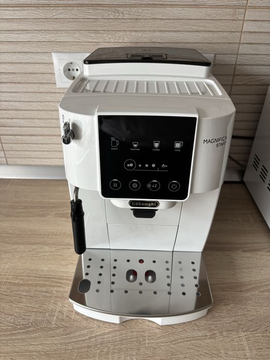 Vand aparat cafea Espressor DeLonghi Magnifica Start nou