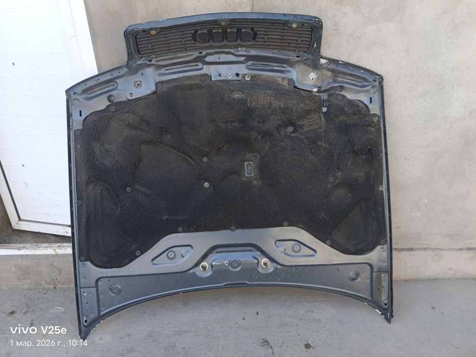 Капот на Ауди с 4