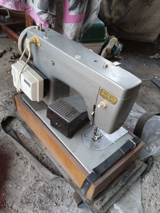 Продам швейную машинку чайка-142 м