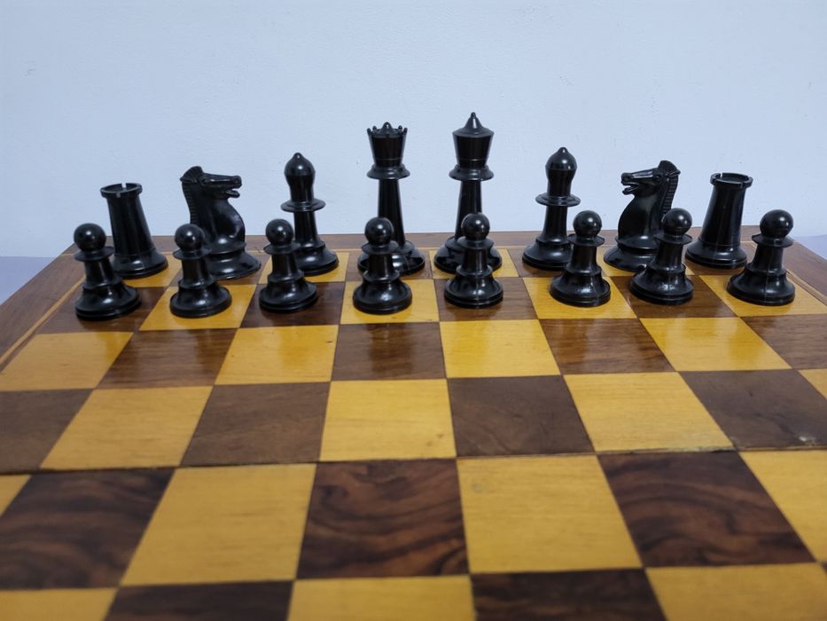 #9 Стар дървен шах и табла от времето на соца