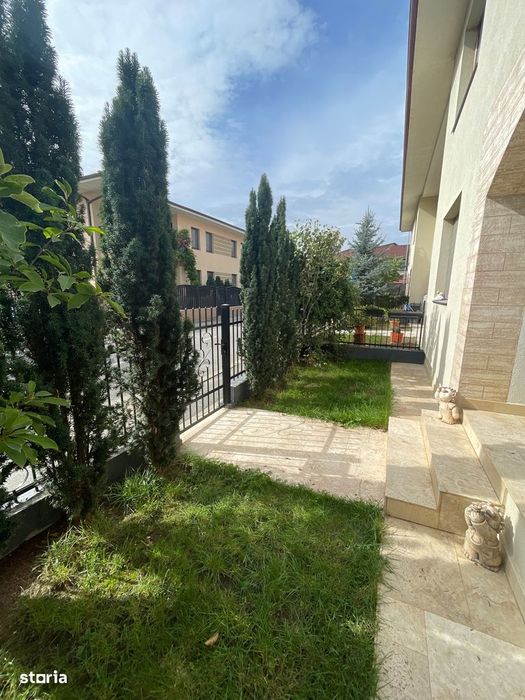 Casă modernă tip triplex, unitate de capăt