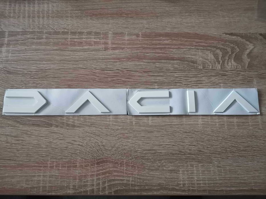 бял надпис Дачия Dacia нов стил