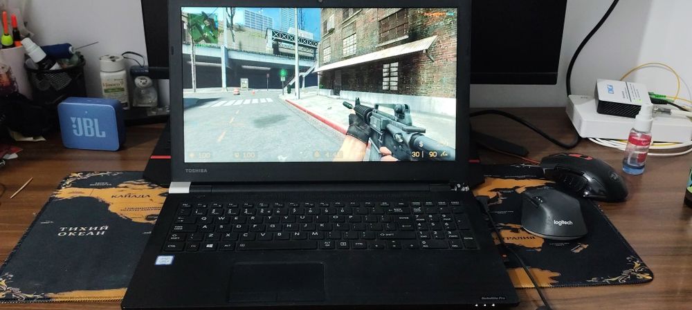 Vând laptop i3 8 GB ram DDR4 SSD M.2 cu 9 jocuri instalate perfect funcțional