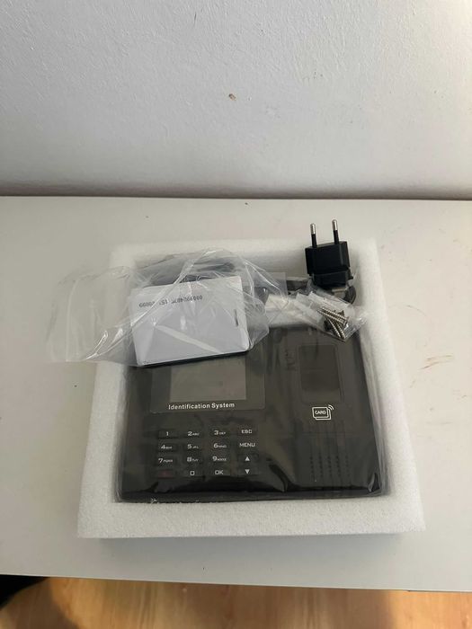 Aparat de pontaj biometric VEVOR, Cititor de amprente, carduri RFID și cod PIN — Totul într-un singur dispozitiv, include 5 carduri RFID