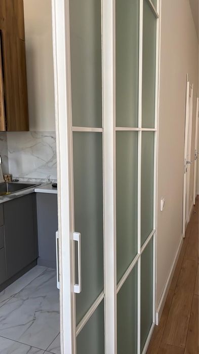 Продам Межкомнатную дверь (витраж)