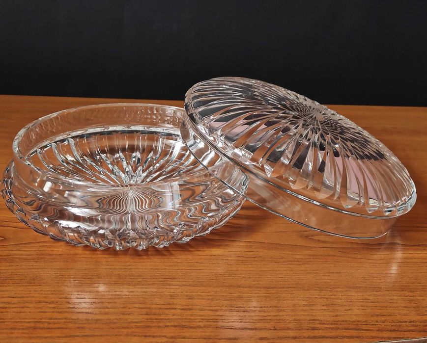 Голяма кристална купа с капак