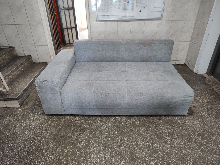 Canapea gri textil
