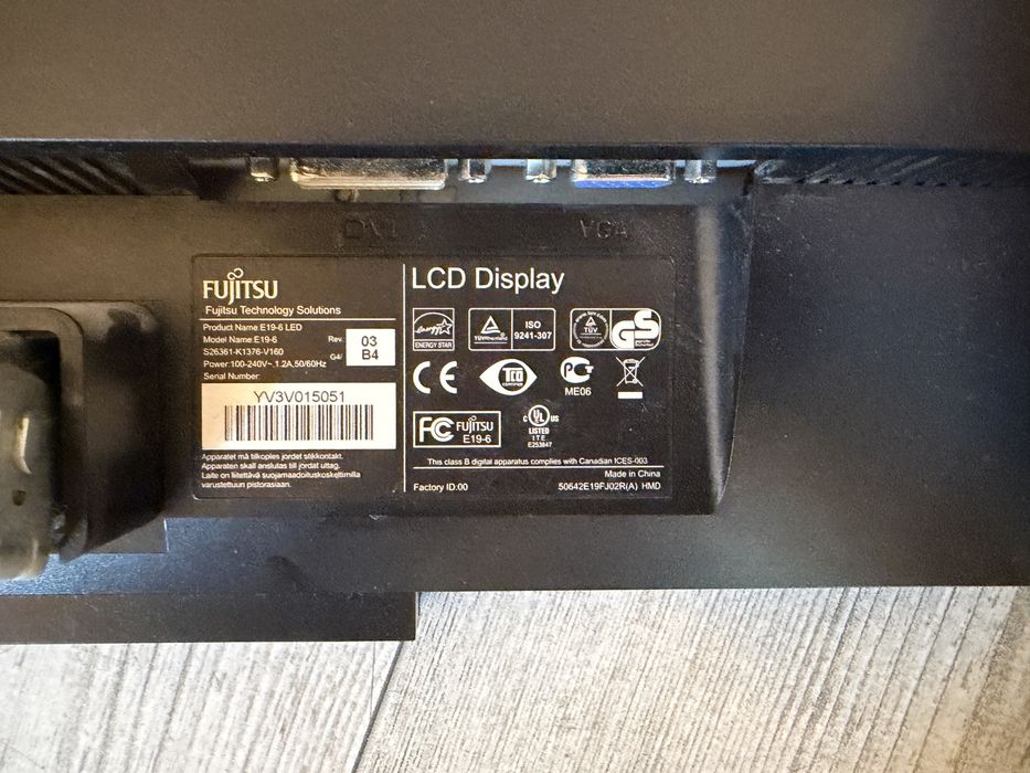 2x Monitoare Fujitsu E19-6 LED 19” – 1280x1024, VGA + DVI