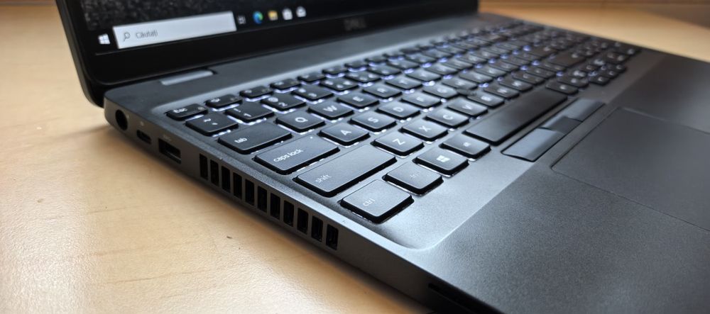Laptop Dell Latitude 5500__i5 8265U_16GB DDR4_SSD 256GB_15.6"IPS FULL HD_Tastatura Iluminata_Slot CARD/SIM__