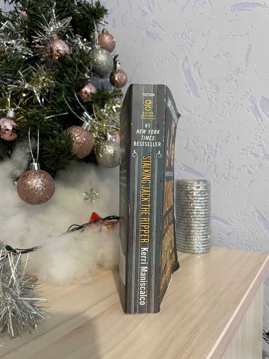 Книга на английски "Stalking Jack the Ripper" втора ръка