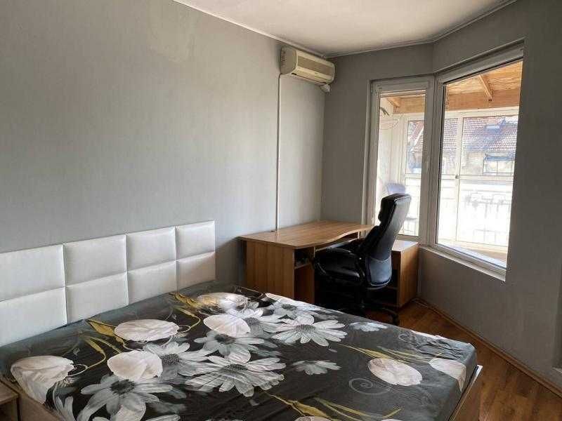 Тристаен апартамент срещу хотел България!