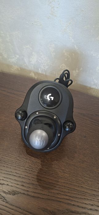 Волан Logitech G29 със скоростен лост и педали