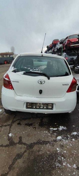 Dezmembrez Toyota Yaris 1.0 benzina an 2007 cod motor 1KR-FE