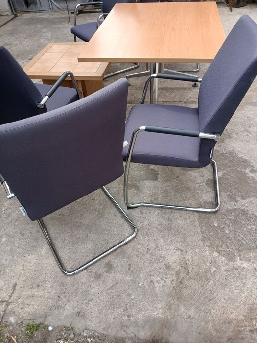 Продавам две маси и 6 стола