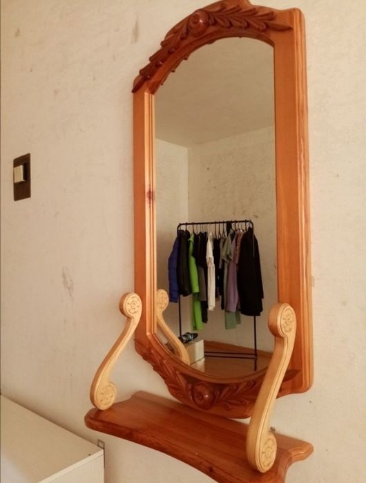 Продам зеркало с полочкой