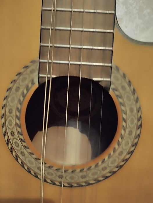 Гитара шести струнная.