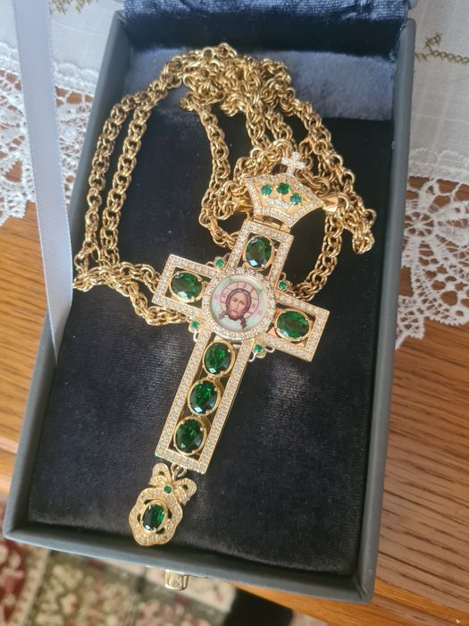 Vând Cruce pectorala fabricata din Alama placata Sufat cu Aur  cu pietre verzi din zirconiu lant durabil 120 cm