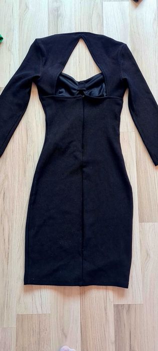 Черна рокля с гол гръб