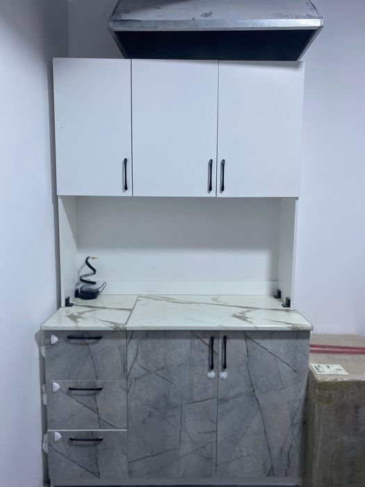 Кухонный шкаф и стол